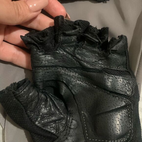 Harbinger lifting gloves torn up womens size S/M - Picture 4 of 6